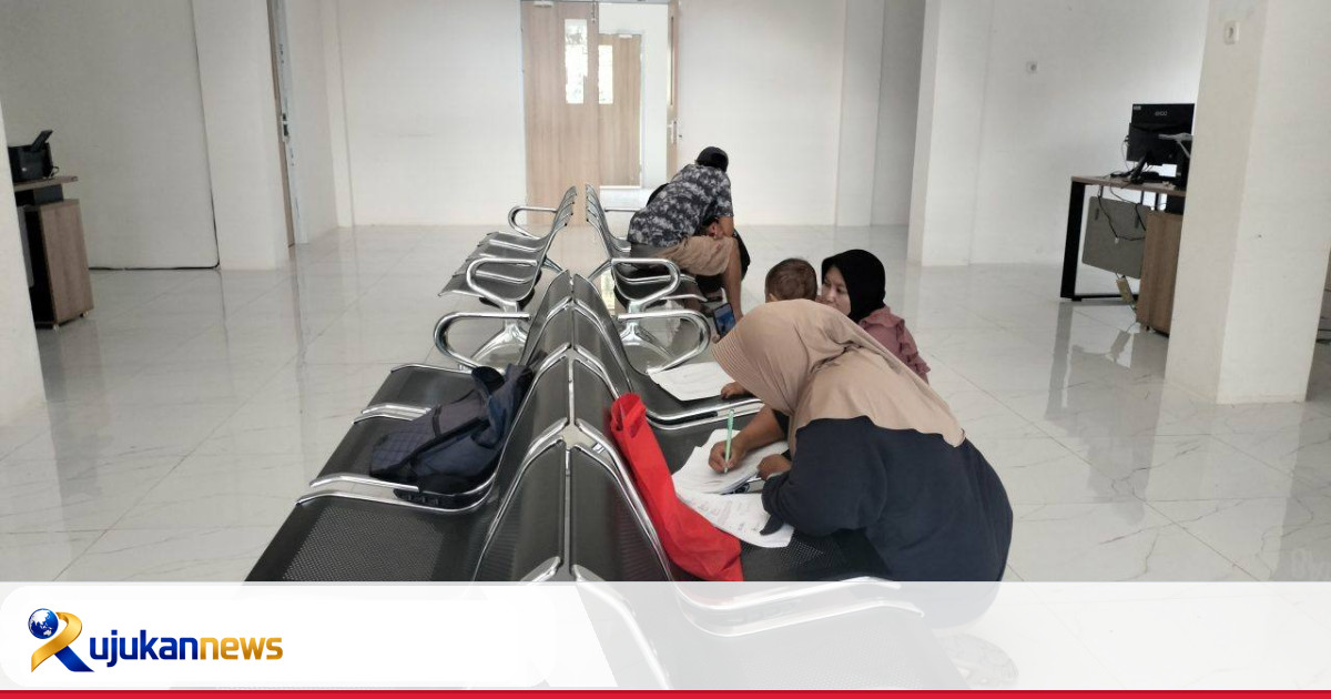 Miris! Warga Isi Formulir Tanpa Meja, Camat Bontolempangan Sibuk di ...