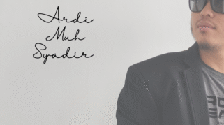 Kalau dulu kita berpikir pekerjaan harus ke kantor pakai seragam, atau ruangan ber-AC, hari ini tidak lagi demikian. Sekarang cukup pakai HP dan sinyal, sudah bisa hasilkan uang.