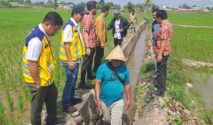 Air mulai dialirkan ke sawah kering di Kelurahan Lembang Parang, Kecamatan Barombong, Kabupaten Gowa.