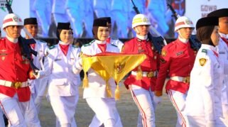 Sosok Inaya Putri Hamka menjadi salah satu perhatian dalam upacara penurunan Bendera Merah Putih pada peringatan Hari Ulang Tahun (HUT) ke-81 Republik Indonesia tingkat Kabupaten Gowa di Taman Sultan Hasanuddin, Senin (17/8/2026). (Foto: Ist)