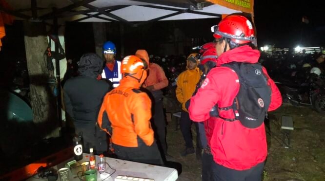 Basarnas Makassar mengerahkan 295 personel untuk mengawal aktivitas pendakian dan pengibaran Bendera Merah Putih di puncak Gunung Bawakaraeng, Kabupaten Gowa, Sulawesi Selatan, dalam rangka memperingati HUT ke-81 Kemerdekaan Republik Indonesia. (Foto: Basarnas Makassar)