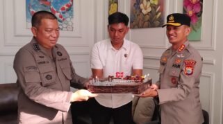 Suasana akrab mewarnai peringatan Hari Ulang Tahun (HUT) Kejaksaan Republik Indonesia ke-81 di Kabupaten Gowa, Rabu (2/9/2026). Kapolresta Gowa Kombes Pol. Dr. H. Muh. Yusuf Usman, S.H., S.I.K., M.T., CIPA., bersama Pejabat Utama (PJU) Polresta Gowa mendatangi Kantor Kejaksaan Negeri Gowa untuk memberikan kejutan kepada Kepala Kejaksaan Negeri (Kajari) Gowa Bambang Dwi Murcolono, S.H., M.H.