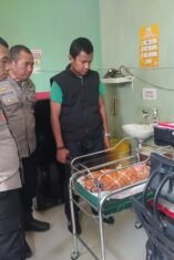 Bayi perempuan ditemukan dalam sebuah kardus yang tergeletak di pinggir Jalan Poros Kalukuang-Boka, Dusun Kalukuang, Desa Tinggimae, Kecamatan Barombong, Kabupaten Gowa, Sabtu (5/9/2026) sekitar pukul 05.45 WITA.