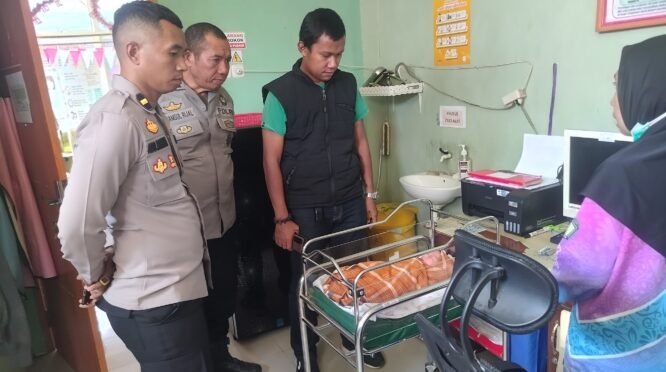 Bayi perempuan ditemukan dalam sebuah kardus yang tergeletak di pinggir Jalan Poros Kalukuang-Boka, Dusun Kalukuang, Desa Tinggimae, Kecamatan Barombong, Kabupaten Gowa, Sabtu (5/9/2026) sekitar pukul 05.45 WITA.