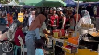 Car Free Day di Lapangan Syekh Yusuf, Kabupaten Gowa, menjadi sasaran patroli sepeda Satuan Samapta Polresta Gowa, Minggu (6/9/2026). Personel menyusuri kawasan yang dipadati warga untuk memantau situasi sekaligus memastikan aktivitas olahraga dan kegiatan UMKM berjalan tanpa gangguan kamtibmas.