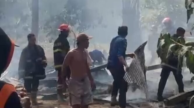 Satu unit rumah milik Hj. Salma di Dusun Segerang, Desa Segerang, Kecamatan Mapilli, Kabupaten Polewali Mandar, terbakar pada Minggu (6/9/2026). Kebakaran tersebut menyebabkan kerugian material yang ditaksir sekitar Rp50 juta.