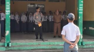 Kapolresta Gowa Kombes Pol. Dr. Muh. Yusuf Usman, S.H., S.I.K., M.T., CIPA., menjadi Inspektur Upacara (Irup) pada upacara bendera di SMK Negeri 2 Sungguminasa, Kabupaten Gowa, Senin (7/9/2026).