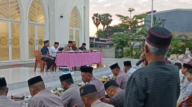 Kapolresta Gowa Kombes Pol Dr. Muh. Yusuf Usman, S.H., S.I.K., M.T., CIPA membuka ruang dialog dengan warga melalui kegiatan Coffee Morning di pelataran Masjid Syuhada Haji Bate, Kelurahan Lembang Parang, Kecamatan Barombong, Kabupaten Gowa, Rabu (9/9/2026).