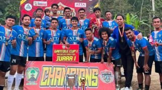 Penyerahan hadiah kepada pemenang Gantole Cup I 2026 di Desa Lassa-Lassa, Kecamatan Bontolempangan, Kabupaten Gowa.
