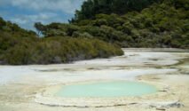 Ilustrasi Destinasi Wisata Kawah Putih Ciwidey (Foto:Magnific)