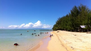 Ilustrasi Pantai Toronipa di Sulawesi Tenggara (Foto:DesaKarandu)